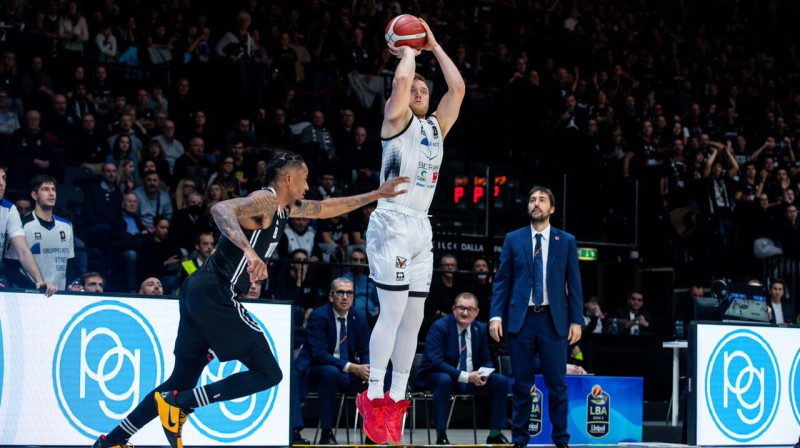 Artūrs Strautiņš spēlē pret Boloņas "Virtus". Foto: Derthona Basket