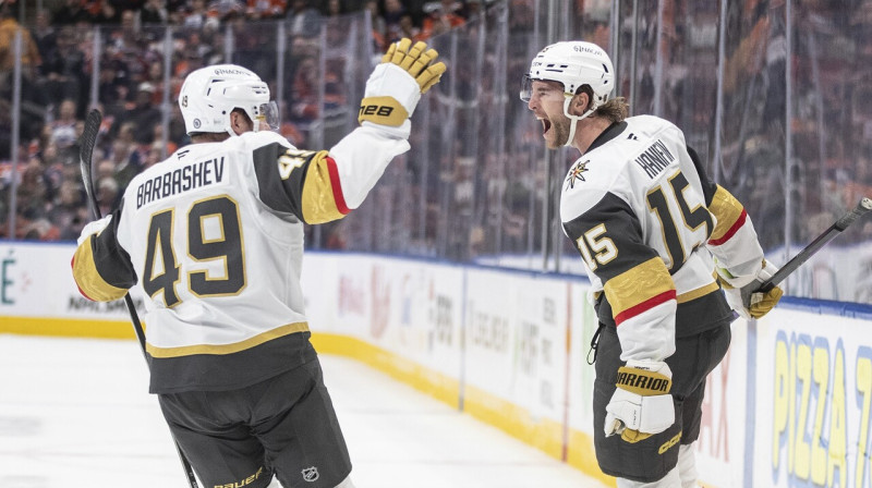 Lasvegasas "Golden Knights" hokejisti Ivans Barbašovs un Noā Henifins pēc uzvaras vārtu guvuma Edmontonā.
Foto: Jason Franson/AP/Scanpix