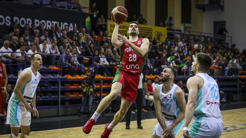 Portugālis Rafaels Lisboa izrāvienā uz Slovēnijas valstsvienības grozu. Foto: FIBA