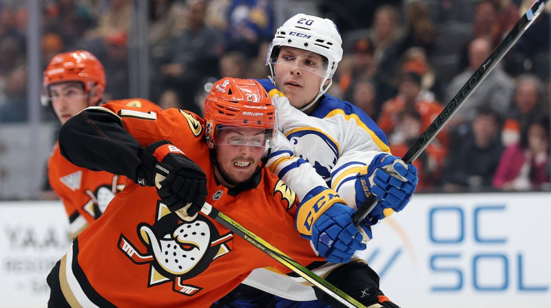 Uzvaras metienu veikušais Jiržī Kulihs cīņā pret Anaheimas "Ducks". Foto: Sean M. Haffey/AFP/Scanpix