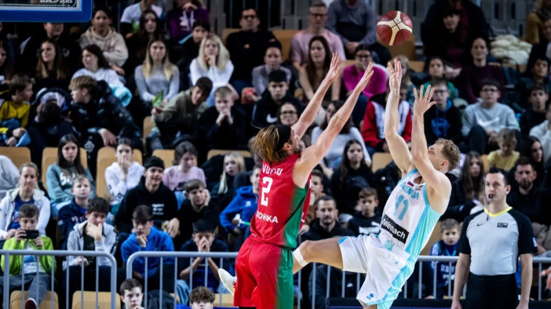 Slovēņa Jakas Blažiča metiens pa Portugāles valstsvienības grozu. Foto: FIBA