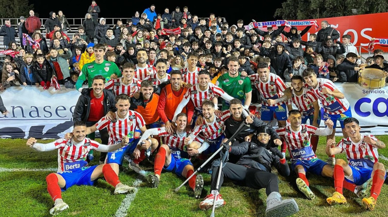 "Barbastro" futbolisti un līdzjutēji pēc Barselonas "Espanyol" pieveikšanas. Foto: Unión Deportiva Barbastro