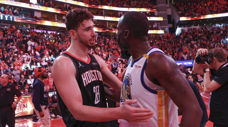 Alperens Šengins (Hjūstonas "Rockets") un Dreimonds Grīns (Goldensteitas "Warriors") pēc NBA kausa ceturtdaļfināla spēles.
Foto: Troy Taormina/USA Today Sports/Scanpix