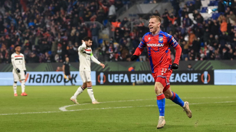 Plzeņas "Viktoria" futbolists Matejs Vīdra pēc vārtu guvuma pret Mančestras "United". Foto: Martin Divíšek/EPA/Scanpix