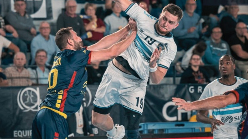 Emīls Kurzemnieks uzbrukumā. Foto: Ewa Gros/US Créteil Handball