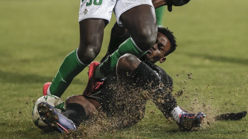 Hinčešti "Petrocub" futbolists Donalio Duanlā izklupienā cīņā pret Seviljas "Real Betis". Foto: Dumitru Doru/EPA/Scanpix