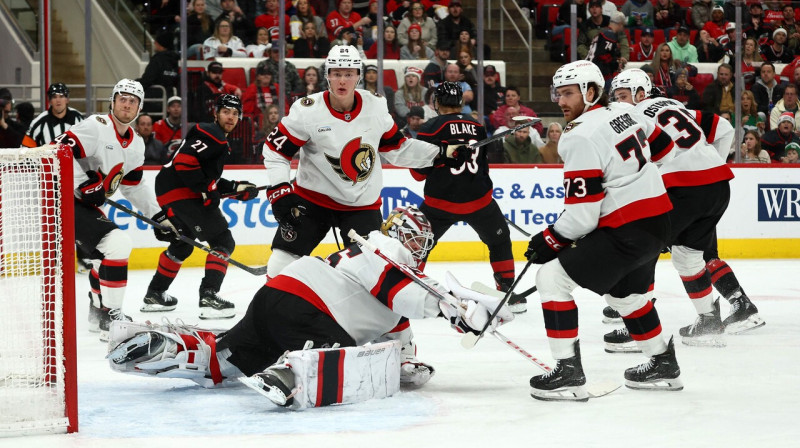 Otavas "Senators" vārtsargs Līnuss Ulmarks atvaira metienu spēlē pret Karolīnas "Hurricanes". Foto: Jared C. Tilton/AFP/Scanpix