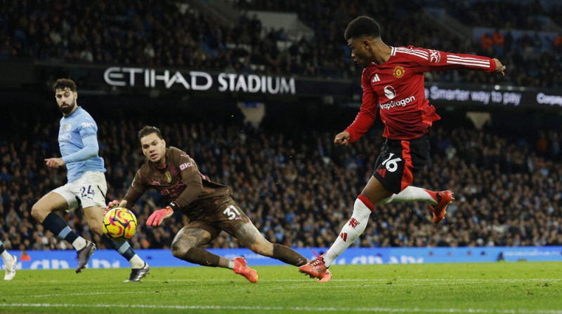 Amads Diallo izrauj uzvaru. Foto: Reuters/Scanpix