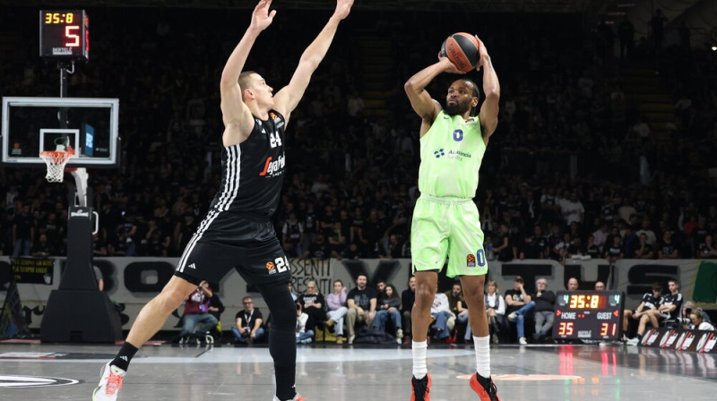 Andrejs Gražulis aizsardzībā pret Kevinu Panteru. Foto: ZUMAPRESS/Scanpix