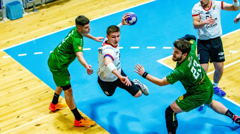 Uzbrukumā dobelnieks Ņikita Pančenko. Foto: Latvijas Handbola federācija