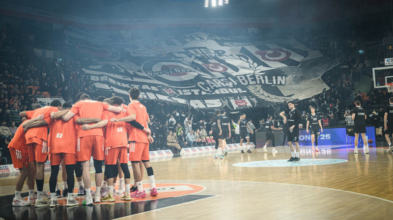 Stambulas "Beşiktaş" komandu šovakar Ulmā atbalstīja krietns pulks kluba līdzjutēju. 
Foto: Harry Langer/Defodi Images/Zumapress.com/Scanpix