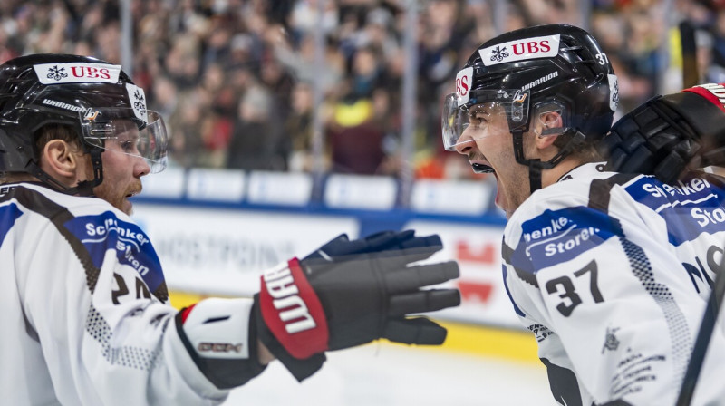 Fribūras komandas hokejisti pēc vārtu guvuma. Foto: Melanie Duchene/EPA/Scanpix