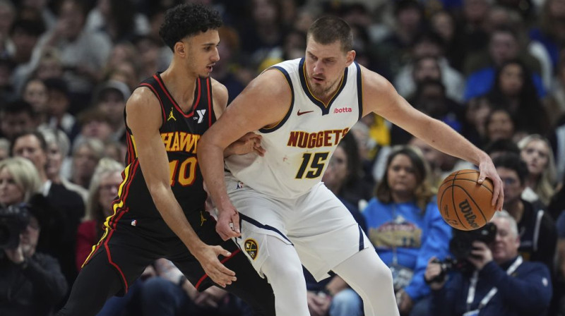 Pirmgadnieks Zakarijs Rizašers un trīskārtējais MVP Nikola Jokičs. Foto. AP. Scanpix