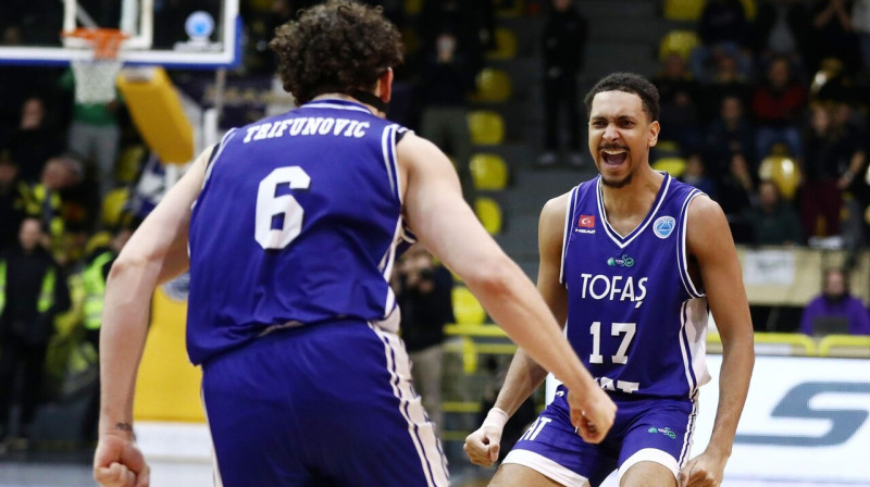 Bursas "Tofaş" basketbolisti Urošs Trifunovičs un Matjē Gozēns. Foto: FIBA