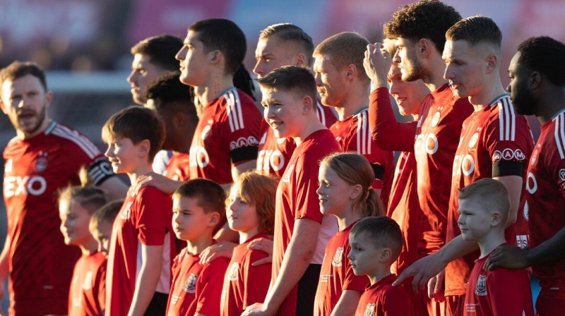 Aberdīnas kluba futbolisti pirms Skotijas kausa izcīņas spēles Elginā. Foto: Aberdeen FC