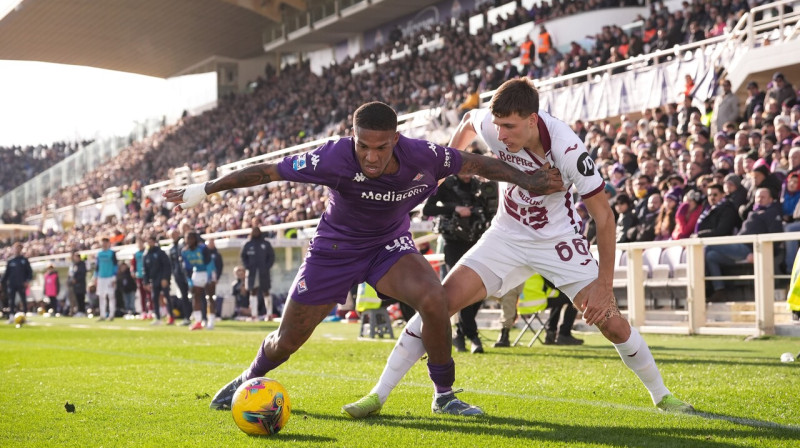 "Torino" pussargs Gvids Gineitis cīņā pret Florences "Fiorentina" pussargu Maiklu Folorunšo. 
Foto: Massimo Paolone/Zumapress.com/Scanpix