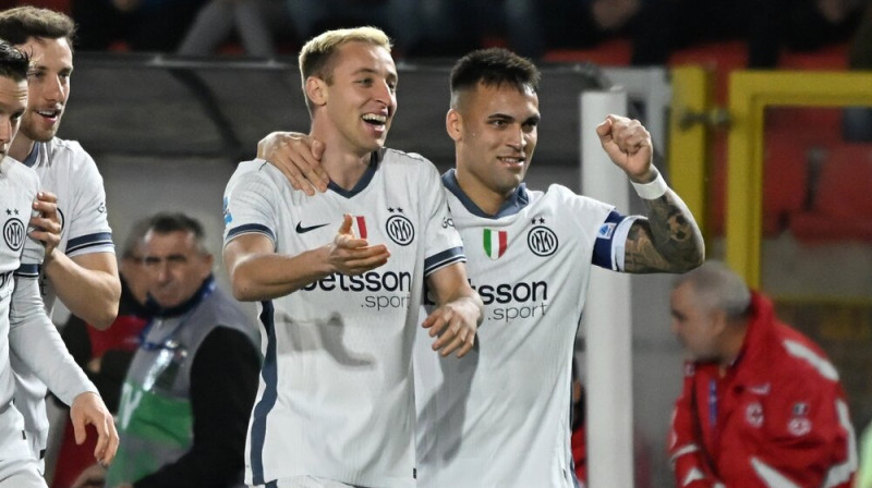 Davide Fratēzi un Lautaro Martiness. Foto: ZUMAPRESS/Scanpix
