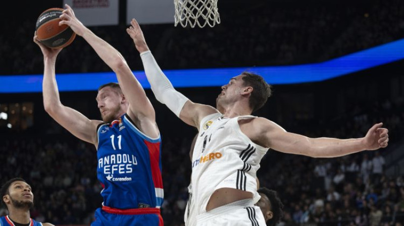 Rolands Šmits pret Mario Hezoņu. Foto: EPA/Scanpix