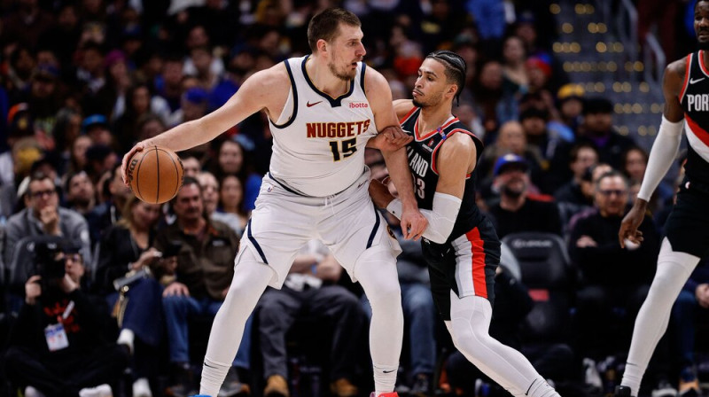Nikola Jokičs pret Tumanī Kamarā. Foto: AP/Scanpix