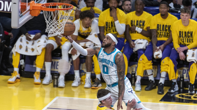 Šarlotas "Hornets" basketbolists Mailss Bridžess uzbrukumā. Foto: Ringo Chiu/Zumapress.com/Scanpix