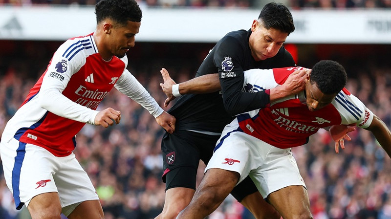 "West Ham" un "Arsenal" spēlētāji cīņā.
