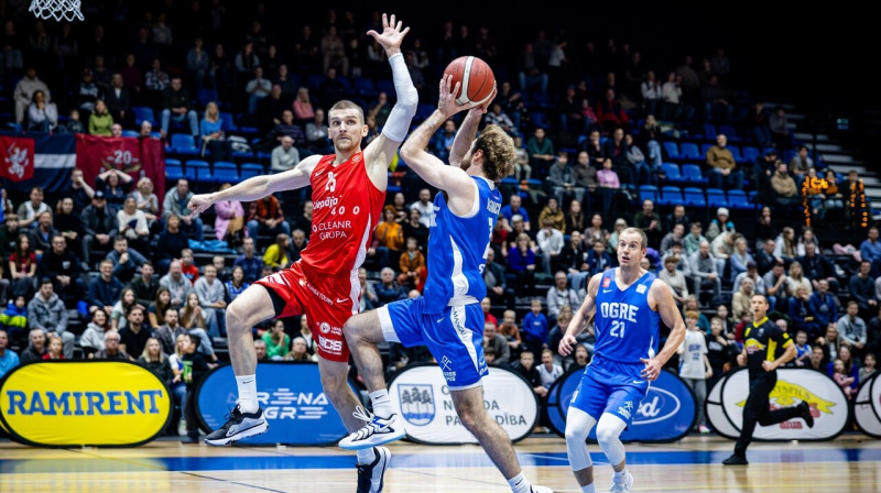 Edgars Lasenbergs aizsardzībā spēlē Ogrē. Foto: Jānis Martels/BK Ogre