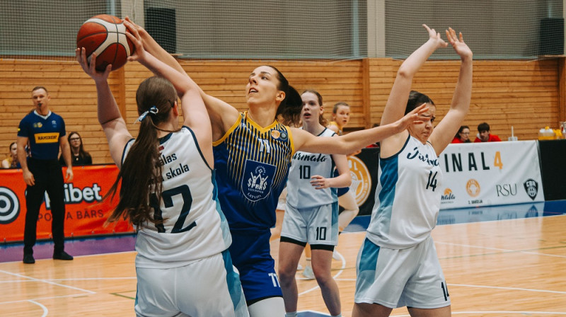 Annija Zvirgzdiņa un Marta Arsentjeva 2025. gada 2. martā. Foto: Gustavs Šteinbergs