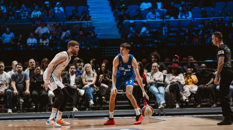 Dāvis Bertāns aizsardzībā spēlē pret Zagrebas "Cibona". Foto: Dubai Basketball
