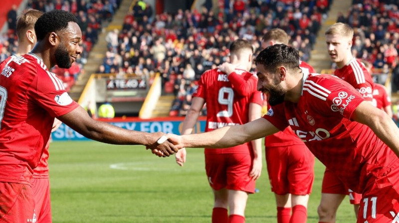 Aberdīnas kluba futbolisti pēc vārtu guvuma. Foto: Aberdeen FC