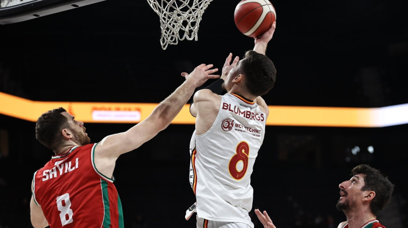 Roberts Blumbergs uzbrukumā spēlē pret Izmiras "Pınar Karşıyaka". Foto: Galatasaray Basketbol