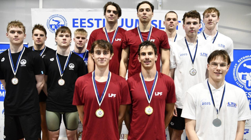 Latvijas peldētāji uz goda pjedestāla ausgtākā pakāpiena. Foto: www.swimming.lv