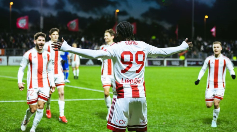 Trezors Sambā un "Liepājas" futbolisti Foto: Mārtiņš Vējš