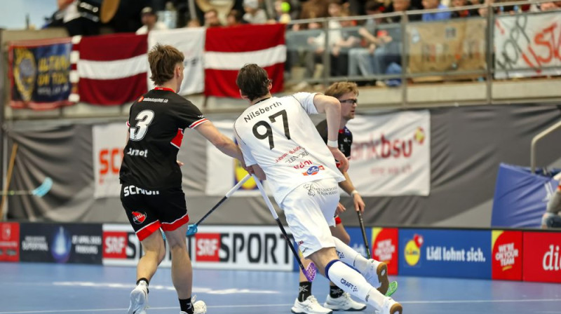 "UHC Uster" komandas atbalstītājiem netrūkst arī viena no savu līdera Daniela Aņa pārstāvētās Latvijas karogi tribīnes, foto: Swiss unihockey