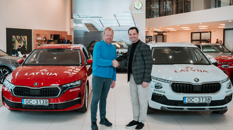 Sandis Āķis no kreisās un Verte auto valdes loceklis Artūrs Cjunskis
Foto: Kristīne Treinaha