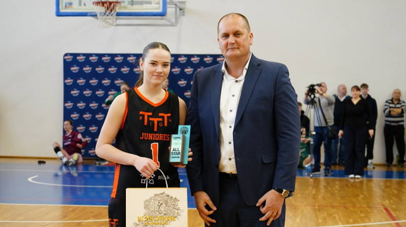 Marta Ploriņa un "BioSil" WBBL direktors Alvīds Jocis 2025. gada 30. martā. Foto: Margarita Vigule