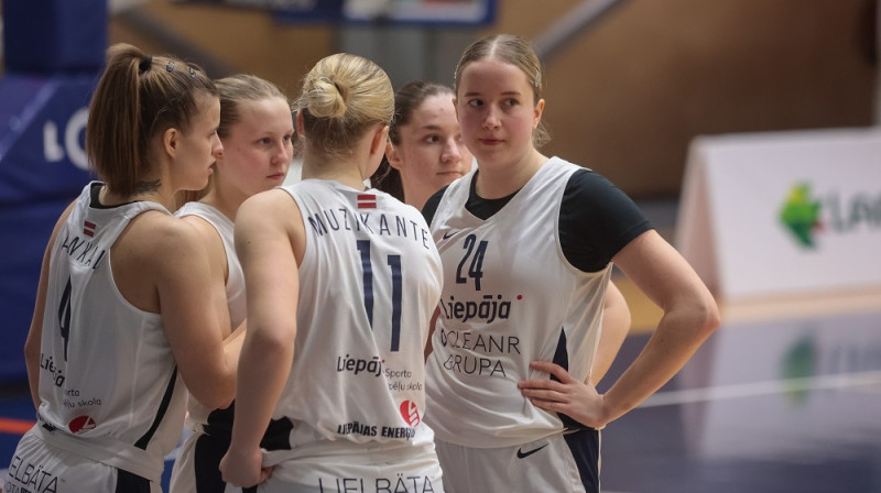 Marta Kaupmane un Liepājas basketbolistes. Foto: Ģirts Gertsons