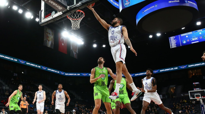 Stambulas "Anadolu Efes" aizsargs uzbrukumā spēlē pret Bursas "Tofaş". Foto: Anadolu Efes SK