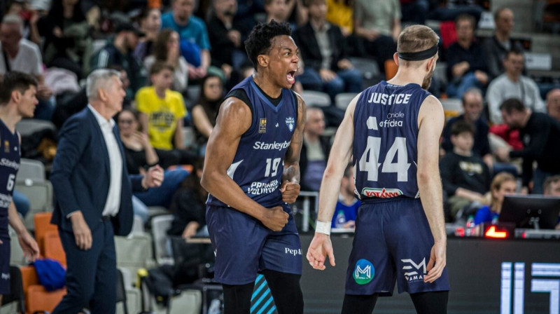 Rumānijas kluba "Voluntari" amerikāņu basketbolisti Džastins Pārkers Edlers Deiviss un Kodijs Endrū Džastiss. Foto: BK Inter Bratislava