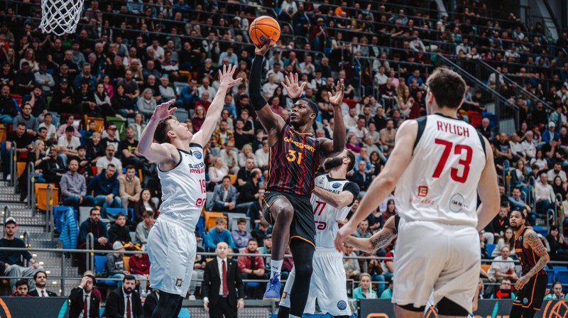 Stambulas "Galatasaray" dominikānietis Anhels Delgado uzbrukumā Nimburkā. Foto: FIBA