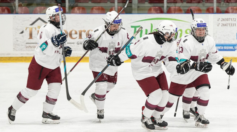 Latvijas valstsvienības hokejistes pēc vārtu guvuma. Foto: Guntis Lazdāns/LHF