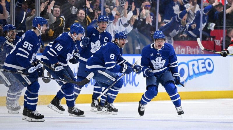 Makss Domi (pa labi) un Toronto hokejisti. Foto: Reuters/Scanpix