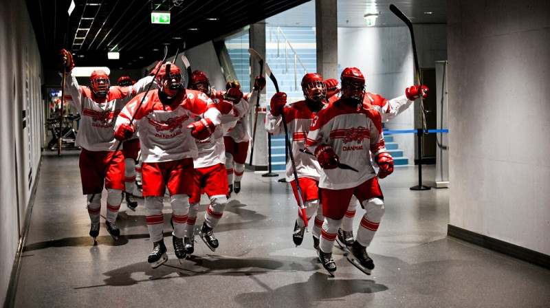 Dānijas U18 valstsvienības hokejisti pēc pirmās vietas nodrošināšanas. Foto: Magyar Jégkorong Szövetség