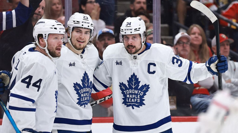 Toronto hokejisti svin Ostona Metjūza uzvaras vārtus. Foto. AFP. Scanpix