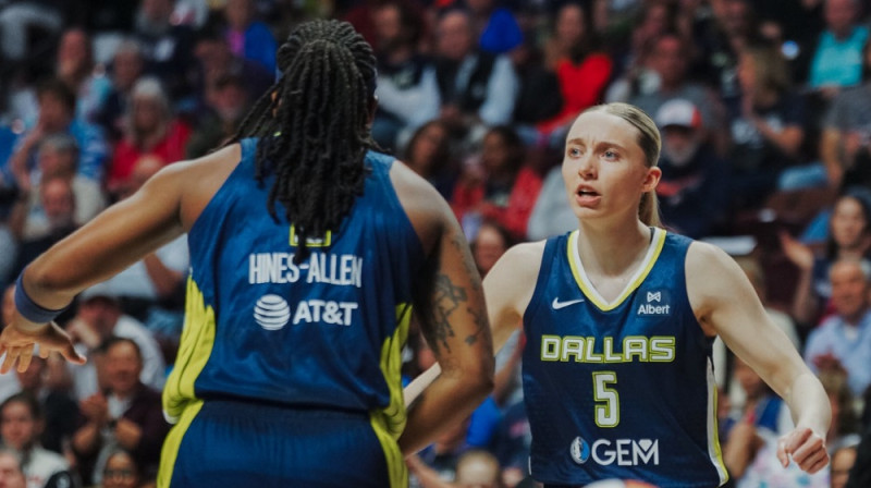 Peidža Bekersa un Maiša Hainsa-Alena 2025. gada 27. maijā. Foto: Dallas Wings
