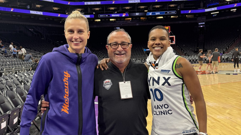 Kitija Laksa, Hosē Fernandess un Kortnija Viljamsa 2025. gada 30. maijā Fīniksā. Foto: South Florida