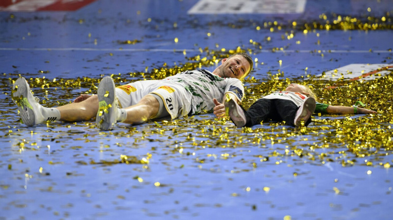 Magdeburgas komandas handbolists Filips Vēbers ar savu meitu pēc triumfa EHF Čempionu līgā. Foto: Sven Simon/Imago Images/Scanpix