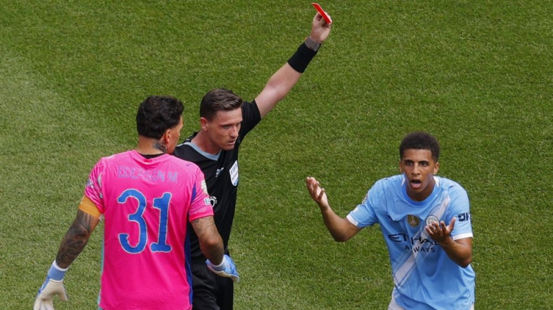 Mančestras "City" futbolists Riko Luiss neizpratnē par saņemto noraidījumu Foto: RC/Scanpix