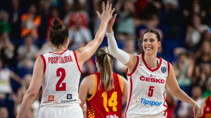 Jūlija Pospišilova un Natālija Stoupalova 2025. gada 19. jūnijā. Foto: FIBA