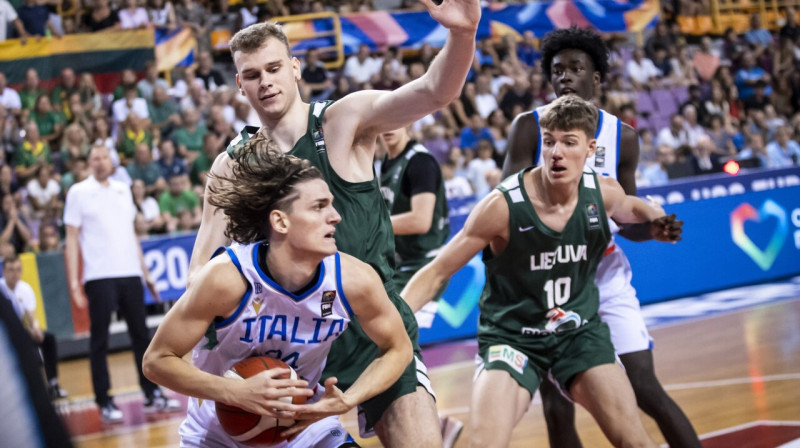 Mirklis no Itālijas un Lietuvas U20 valstsvienību cīņas Eiropas meistarsacīkšu finālā Iraklijā. Foto: FIBA