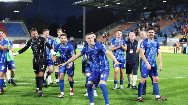 Ziemeļīrijas kluba Danganonas "Swifts" futbolisti pēc uzvaras Vaducā. Foto: Dungannon Swifts FC